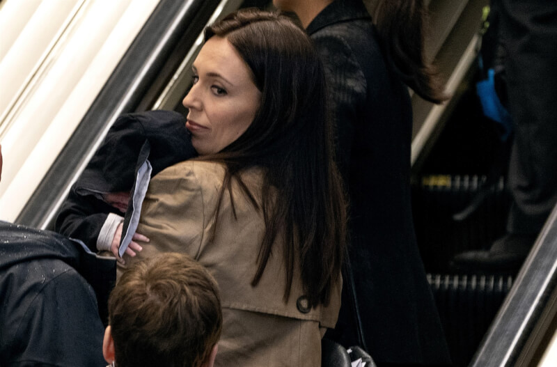 2018年9月，紐西蘭總理阿爾登（中）抱著當時3個月大的女兒妮薇出席聯合國大會堂。（美聯社）