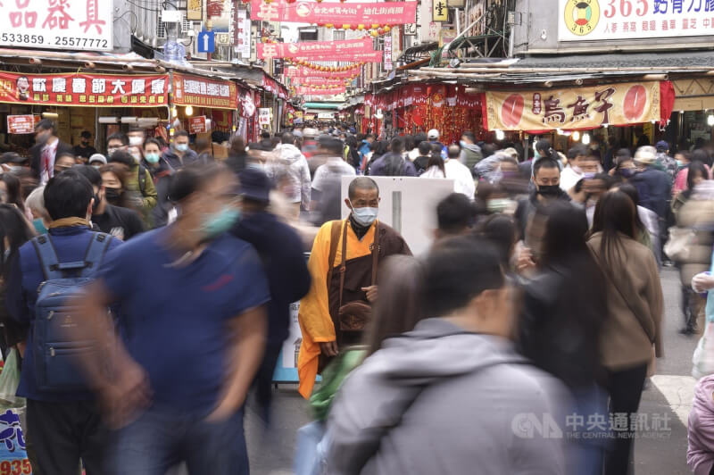 19日國內新增1萬8024例COVID-19本土病例。圖為台北市迪化街年貨大街人潮。（中央社檔案照片）
