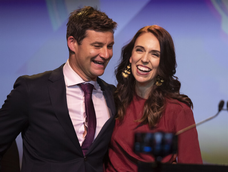 紐西蘭總理阿爾登（右）無預警宣布2月將卸下總理職務，還打算跟伴侶蓋佛德（左）成婚。圖為2020年10月紐西蘭國會選舉工黨大勝，阿爾登發表演說後與蓋佛德開心合影。（美聯社）