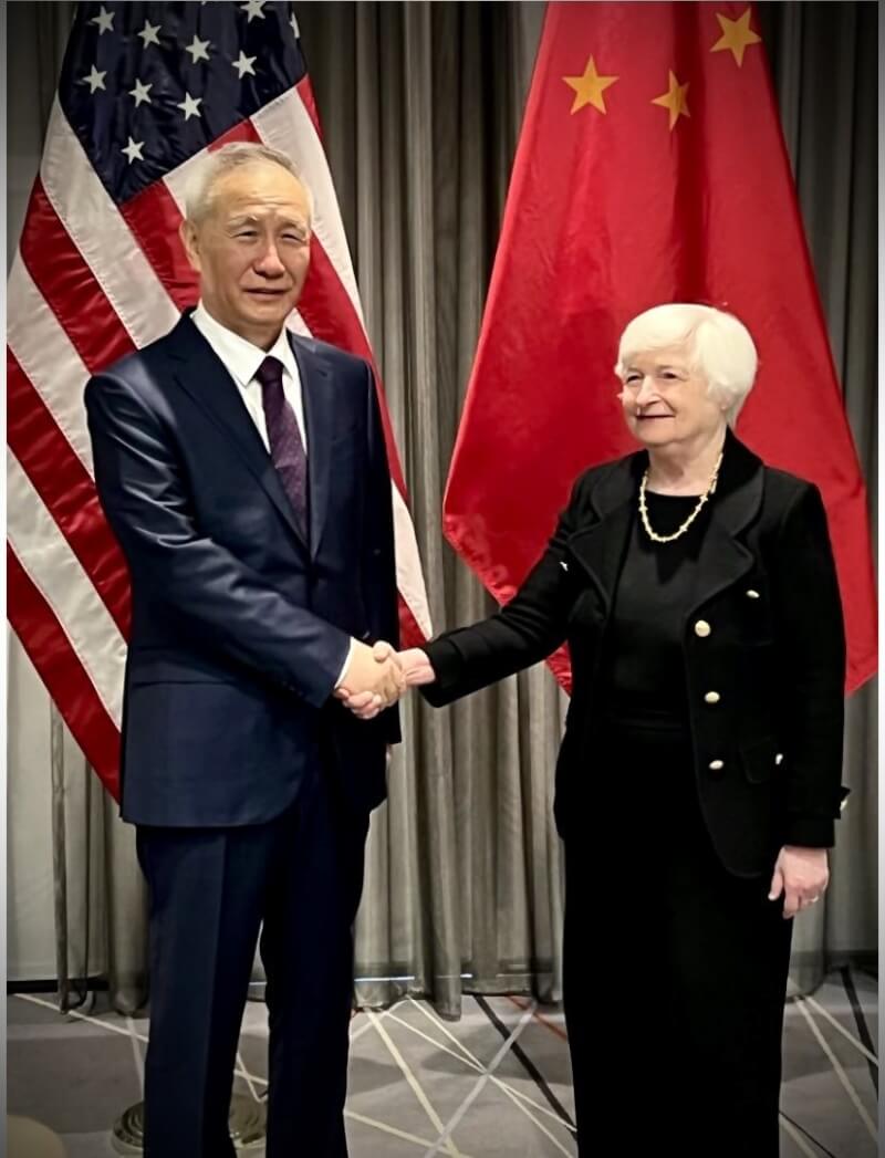 美國財政部長葉倫（右）18日與中國副總理劉鶴（左）會面。（圖取自twitter.com/SecYellen）