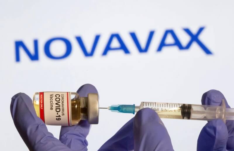 衛福部預防接種諮詢委員會召集人李秉穎指出，若認為次世代疫苗都是mRNA疫苗，希望選擇副作用比較輕的疫苗作為追加劑，可以選擇Novavax。（路透社）