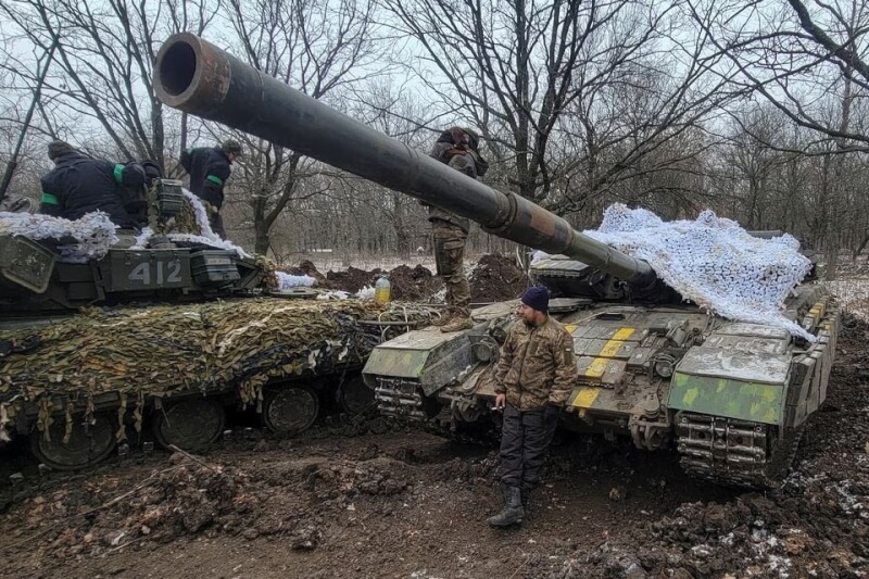 圖為13日在頓內茨克地區的烏克蘭軍人以及坦克。（路透社）