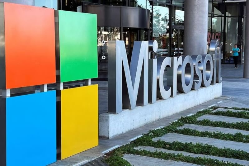 經濟逆轉持續傷及美國一些科技巨頭，微軟公司表示將在未來數月間裁減1萬名員工，將近5%人力。（路透社）