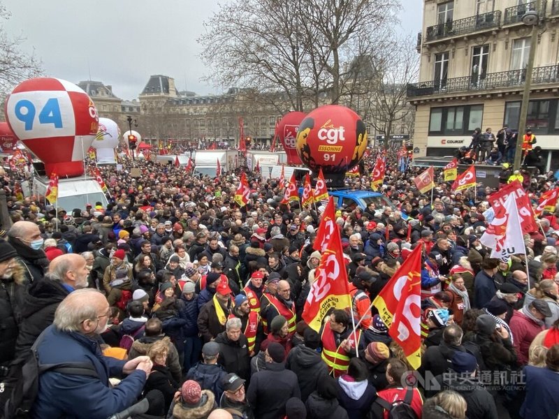 法國民眾不滿政府退休年金制改革，8大工會19日發動全國罷工與示威遊行。巴黎原訂下午2時出發的遊行隊伍由於人數眾多，在原地停滯一個半小時才在民眾歡呼聲中緩慢前進。中央社記者曾婷瑄巴黎攝 112年1月20日