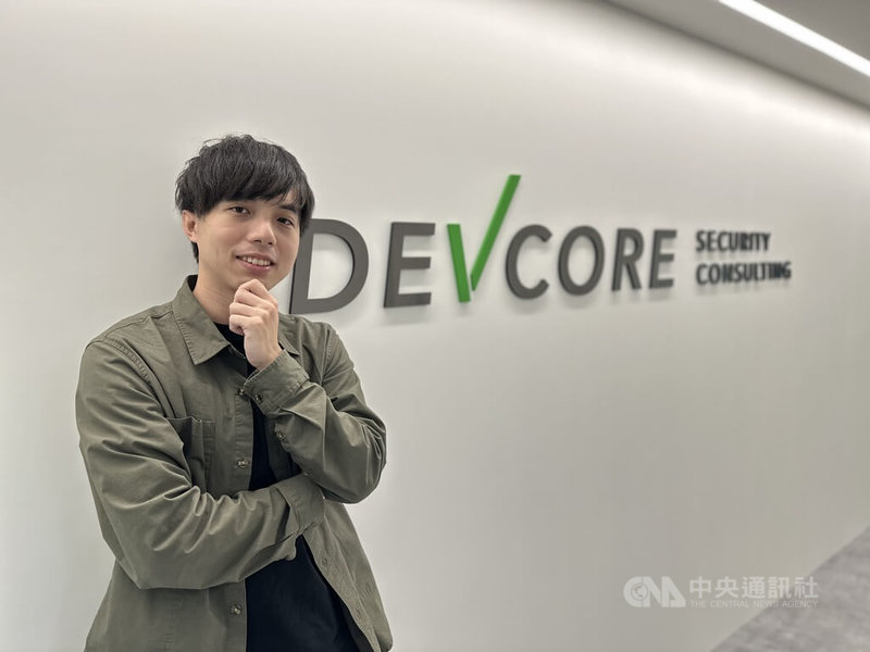 攻擊型資安公司DEVCORE（戴夫寇爾）由世界級白帽駭客團隊創立，紅隊演練專家徐偉庭（圖）負責模擬駭客對企業攻擊，抓出潛在危機，為企業內部資安團隊建議對應機制。中央社記者吳家豪攝 112年1月20日