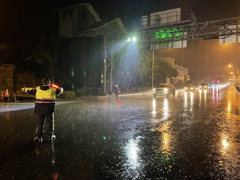 春節連假首日，蘇花路廊20日清晨起湧現南下車潮，警方除在沿線加強疏導管制措施，並提醒用路人行經山區路段時注意安全。（警方提供）中央社記者沈如峰宜蘭縣傳真  112年1月20日