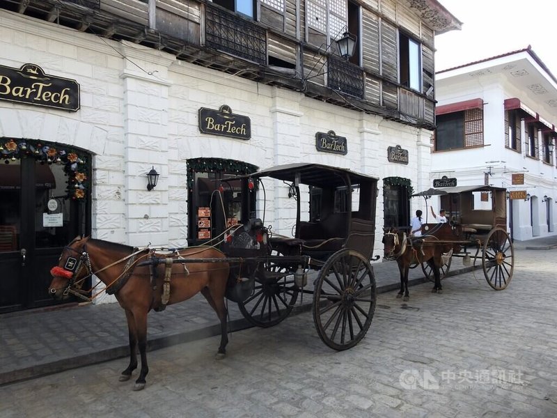 維甘古城位於菲律賓呂宋島西北部，獲聯合國教科文組織列為世界遺產之一。古城內處處可見停靠路旁的馬車或馬車夫趕著馬車，踏著鵝卵石街道從旅人身邊經過。圖攝於111年11月27日。中央社記者陳妍君維甘市攝 112年1月20日