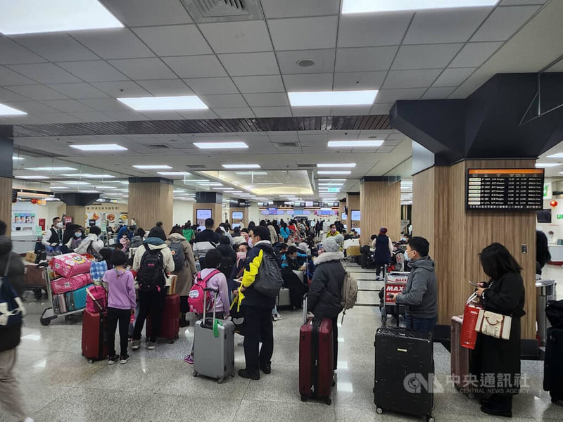 春節連假首日，台澎空中交通疏運20日進入高峰，由於各航空調動大型客機，使疏運順利，小年夜載回返鄉旅客超過6000人。中央社  112年1月20日