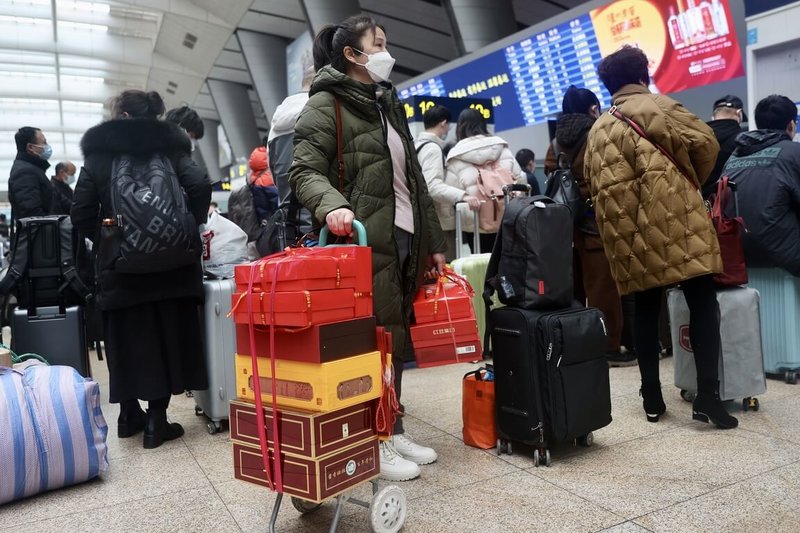中國政府放棄清零後，民眾重拾出行自由。圖為1月春運開始的北京南站。（中新社提供）中央社  112年1月20日