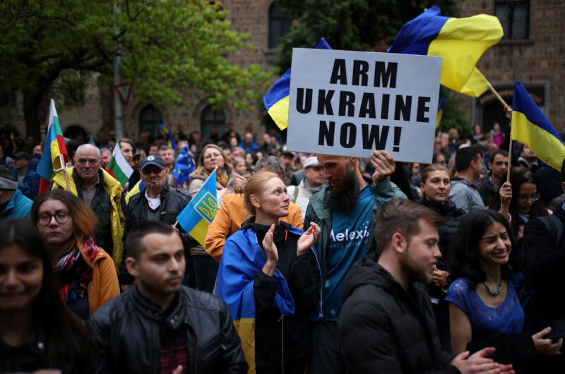 圖為保加利亞民眾2022年4月28日上街示威，盼政府向烏克蘭提供武器和彈藥援助。（路透社）