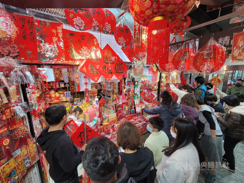 圖為過年期間民眾採買物品。（中央社檔案照片）