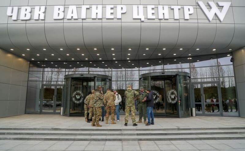 圖為2022年11月4日身穿迷彩服的男子們站在瓦格納位於俄羅斯聖彼得堡的辦公大樓。（路透社）