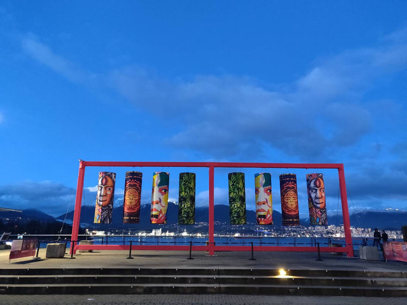 台灣原住民藝術家瓦歷斯·拉拜和阿瀨偕同加拿大原住民藝術家，一起用人臉影像創作大型燈籠。（加拿大亞裔活動協會提供）中央社記者程愛芬溫哥華傳真 112年1月21日
