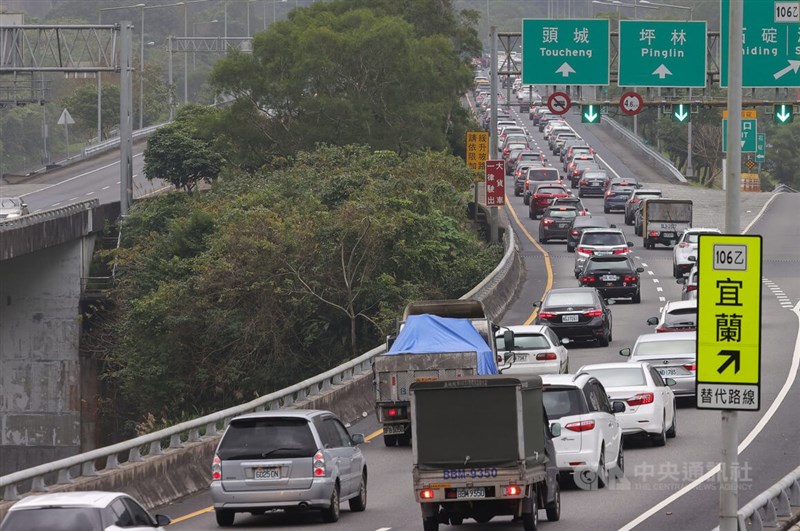 高速公路局表示，預估21日交通量為90百萬車公里。圖為國道5號石碇往坪林路段車潮。（中央社檔案照片）