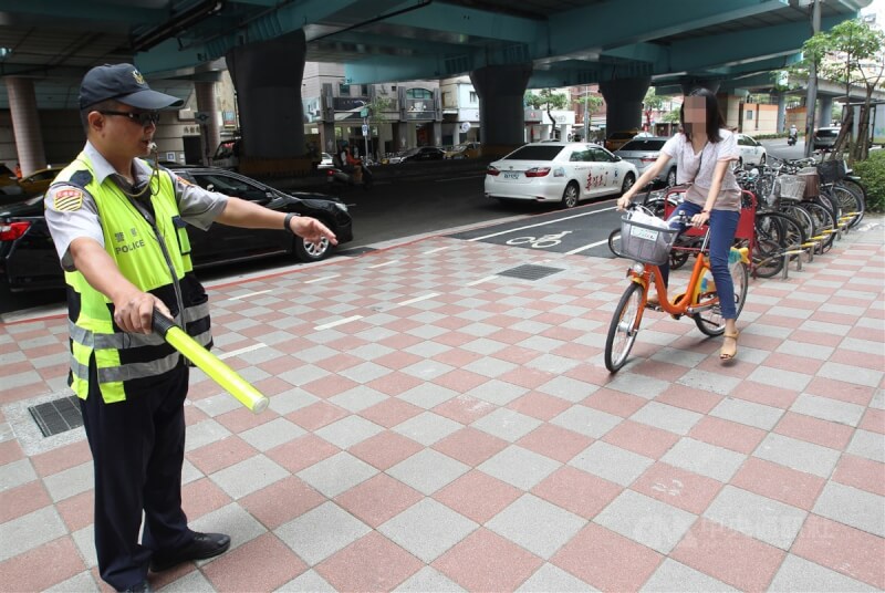 台北市警察局交通警察大隊指出，自行車屬慢車、不得行駛人行道，但設有行人及自行車專用標誌除外，違者將開罰。（中央社檔案照片）