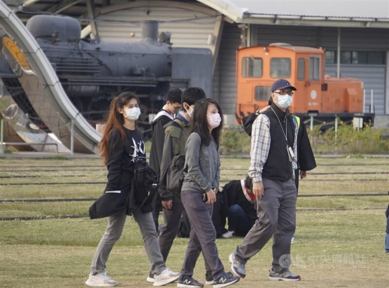 圖為16日高雄哈瑪星鐵道文化園區的遊客戴口罩遊憩。（中央社檔案照片）