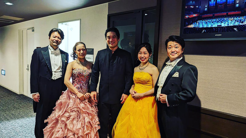 謝建得（中）很高興參與日本新年音樂會，與日本世紀交響樂團合作，在大阪交響樂音樂廳一起演繹貝多芬「第九號交響曲」。（謝建得提供）中央社記者程愛芬溫哥華傳真  112年1月21日