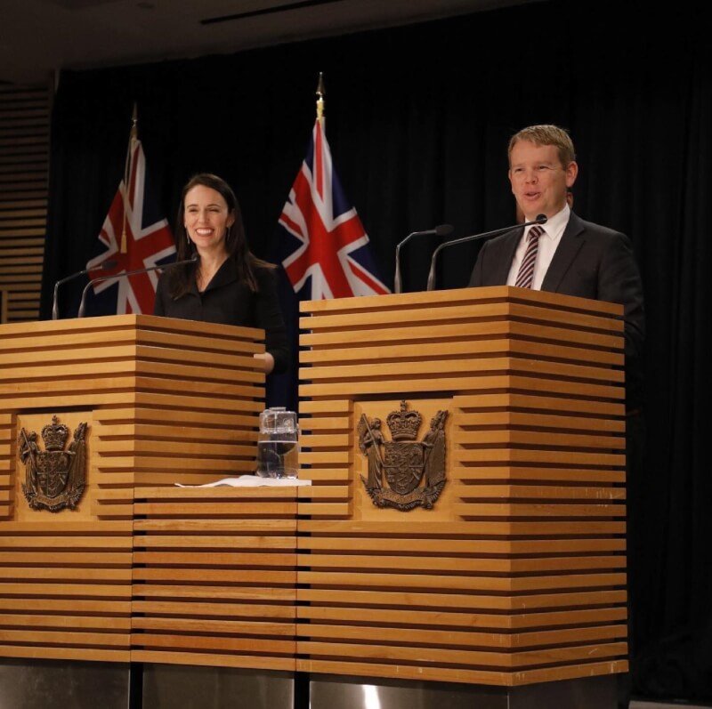 紐西蘭的工黨指出，曾任COVID-19防疫部長、現任教育和警察部長的希金斯（右）將接替阿爾登（左）成為新任總理。（圖取自facebook.com/chrishipkinsmp）
