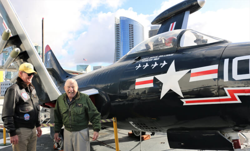 前美國海軍飛行員威廉斯（前右）韓戰期間曾於30分鐘內擊落4架蘇聯米格戰機，堪稱真實世界的「捍衛戰士」。（圖取自facebook.com/captroycewilliams）