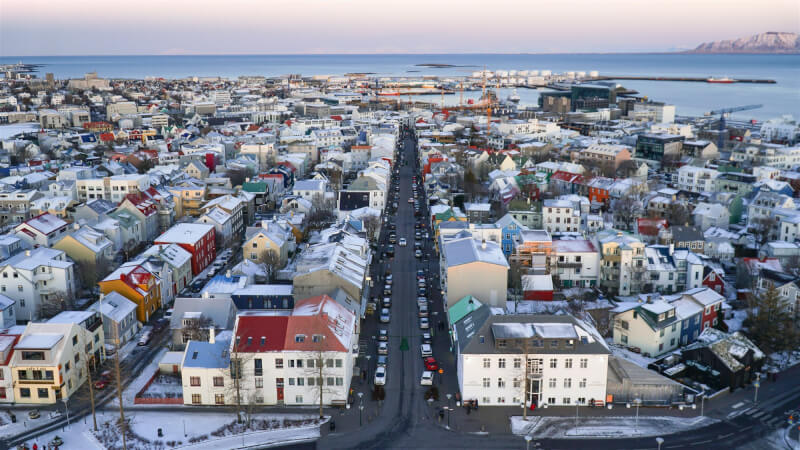 冰島2015至2019年實驗週休3日大成功，現已擴大到近90%工作人口都享有減免工時。圖為冰島首都雷克雅維克街景。（圖取自Unsplash圖庫）