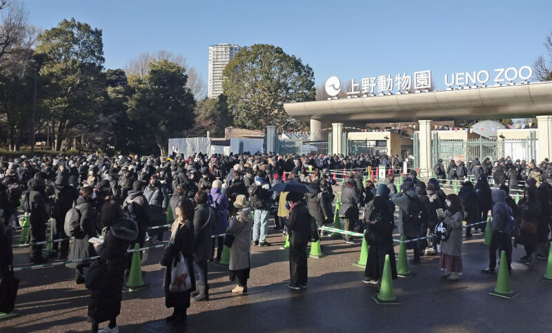 20日上野動物園外排滿人潮。（共同社）