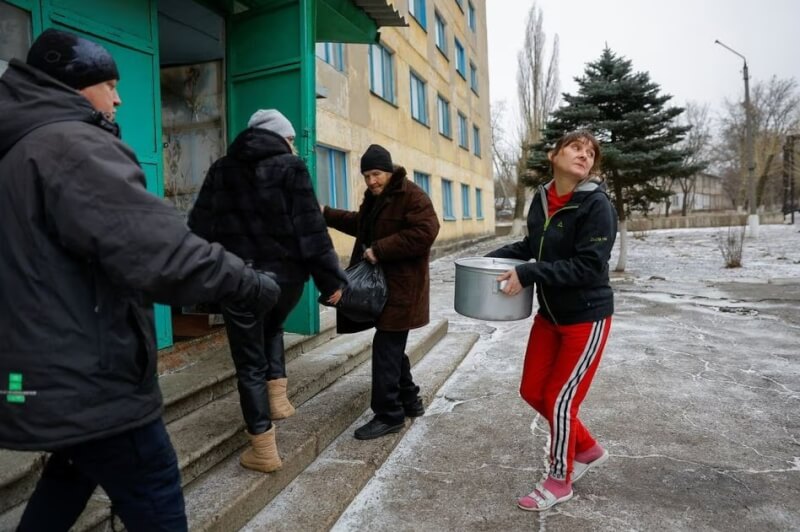 圖為14日烏克蘭平民撤至頓涅茨克州礦工宿舍。（路透社）