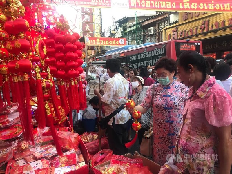 農曆新年期間，泰國唐人街邊都是攤販，買氣旺盛。圖為民眾在挑選充滿過節氣氛的飾品。中央社記者呂欣憓曼谷攝 112年1月22日