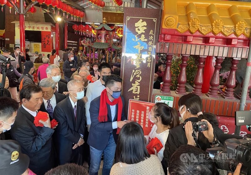 台北市長蔣萬安（中，紅圍巾者）22日上午前往台灣省城隍廟祈福，並發放福袋給參香民眾，祝福新春平安。中央社記者葉冠吟攝  112年1月22日