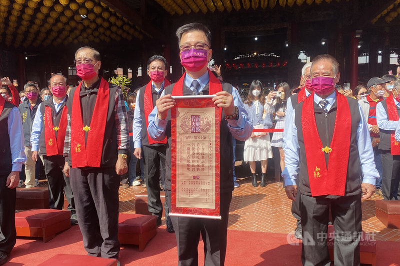 台南市南鯤鯓代天府22日舉辦抽國運籤活動，董事長陳浚鎰（前中）代表擲筊，第2支籤就順利決定抽出的籤詩。中央社記者楊思瑞攝 112年1月22日