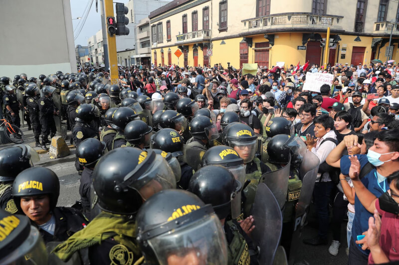 圖為21日在秘魯反政府抗議者與警方對峙，要求釋放被拘留的抗議者。（路透社）