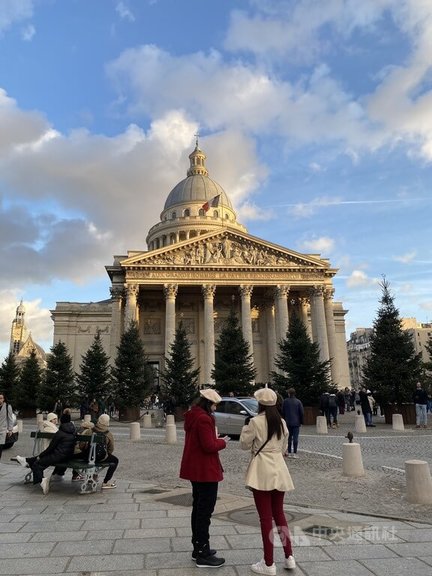 美劇「艾蜜莉在巴黎」自推出後便獲全球戲迷關注與熱議，描述美國年輕外派人員到巴黎所遇到的文化、生活與職涯挑戰，為巴黎帶來加成人潮。兩名遊客帶著劇中女主角愛的貝蕾帽於萬神殿前拍照。中央社記者曾婷瑄巴黎攝 112年1月22日