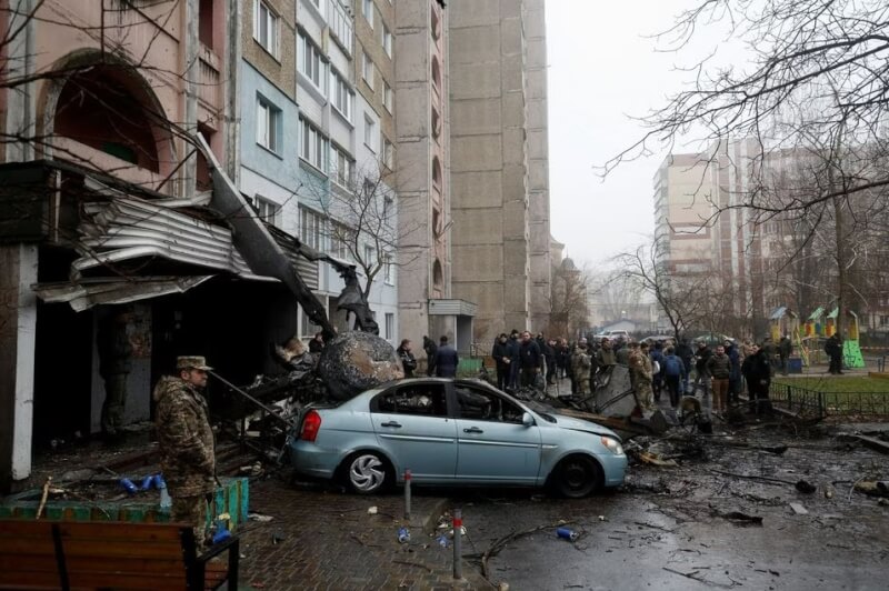 烏克蘭一架直升機18日墜毀，造成內政部長等高官與3名孩童共16人死亡，墜機地點附近托兒所的牆面被燒得焦黑。（路透社）