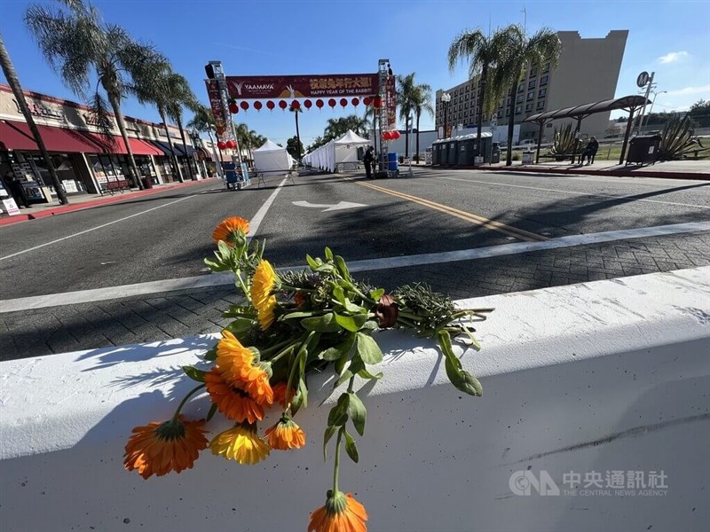 加州蒙特瑞公園市（Monterey Park）1月21日除夕夜發生槍擊至少10死，相隔一條馬路的新年慶祝活動22日取消，前一天人潮洶湧的攤位空無一人。有居民放置鮮花致哀。中央社記者林宏翰洛杉磯攝 112年1月23日