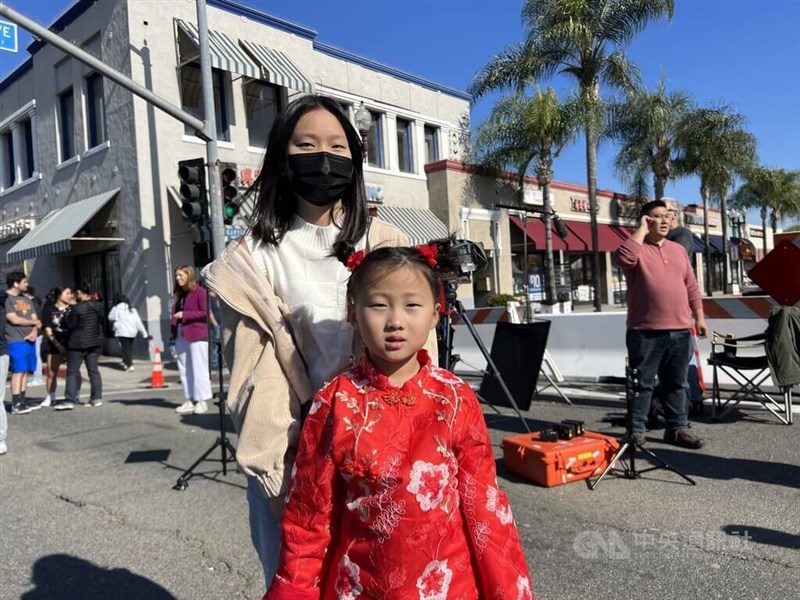 除夕夜這起至少10死的槍擊案震驚當地，加州蒙特瑞公園市原定的春節活動取消，穿著傳統服裝準備參加新年活動的當地居民撲了個空。中央社記者林宏翰洛杉磯攝 112年1月23日