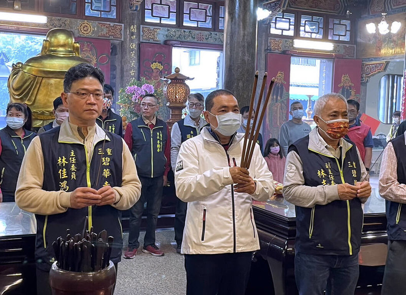 新北市長侯友宜（前中）23日至新北市三重區碧華寺參香祈福，希望百工百業經濟起飛。（新北市府民政局提供）中央社記者黃旭昇新北傳真  112年1月23日