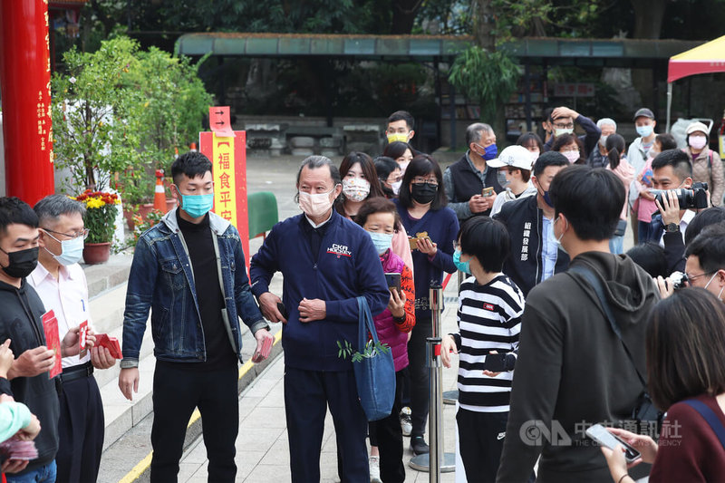 農曆大年初二，台灣民眾黨主席柯文哲（左2）23日上午赴台北芝山巖惠濟宮發放發財金，吸引不少民眾排隊領取。中央社記者趙世勳攝  112年1月23日