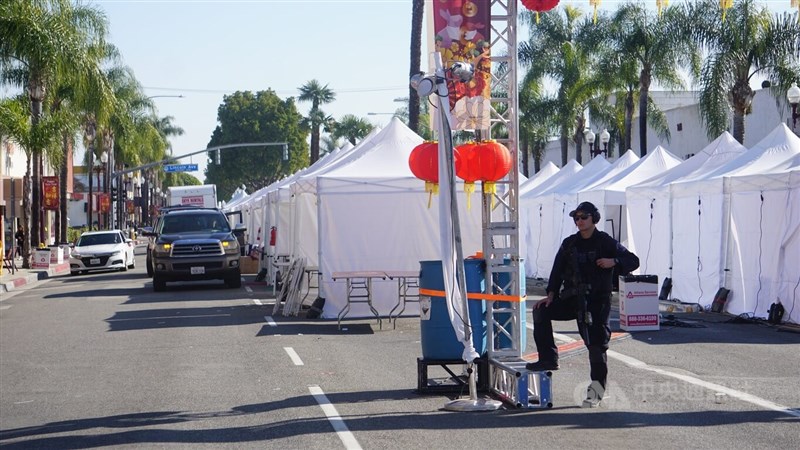 美國加州蒙特瑞公園市（Monterey Park）的「舞星大舞廳」（Star Dance）21日除夕夜晚間發生槍擊案，22日大年初一，相隔一條馬路的新年活動取消，警察荷槍站崗。中央社記者林宏翰洛杉磯攝 112年1月23日