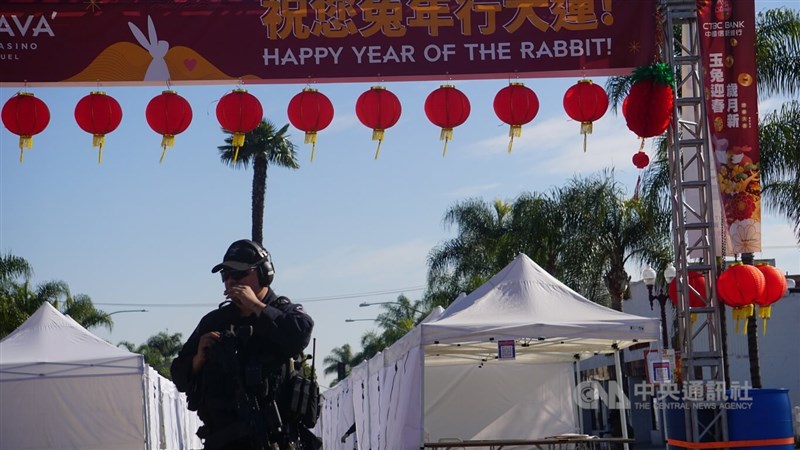 恭賀兔年的喜慶裝飾仍在，原定在槍擊案發生地周邊封街舉辦的新年活動緊急喊卡，警方持槍站崗。中央社記者林宏翰洛杉磯攝 112年1月23日