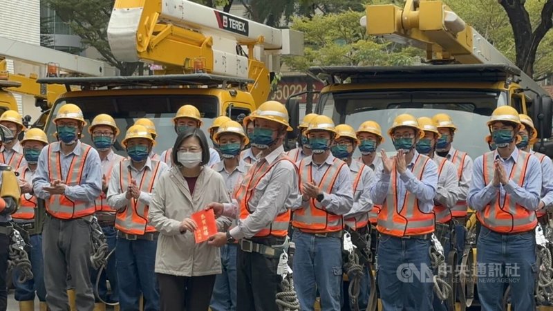 總統蔡英文（前左）23日大年初二前往台電台中區營業處慰勉值班人員，並致贈加菜金、總統福袋。中央社記者趙麗妍攝  112年1月23日