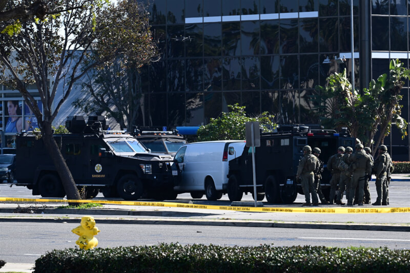 美國加州有許多亞裔居民的蒙特瑞公園市21日晚間一處舞廳發生槍擊案，造成10死10傷，凶嫌掃射後逃逸。警察22日在托蘭斯包圍一輛廂型車。（法新社）