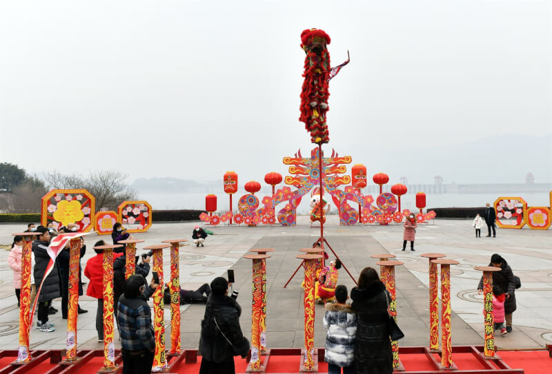 圖為23日湖北宜昌市風景區內舞獅表演。（中新社）