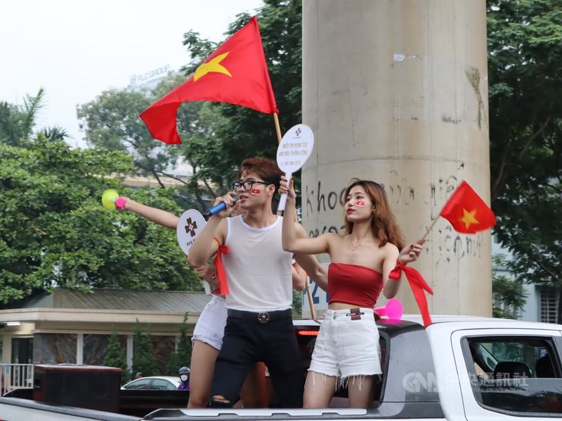 越南2022年全年經濟成長率超過8%，不過俄烏戰爭、通膨等因素，台商圈保守看待2023年經濟表現，普遍認為景氣到2023年下半年才會明朗。圖為河內市街頭慶祝越南國家足球隊獲勝的年輕人。中央社記者陳家倫河內攝  112年1月24日