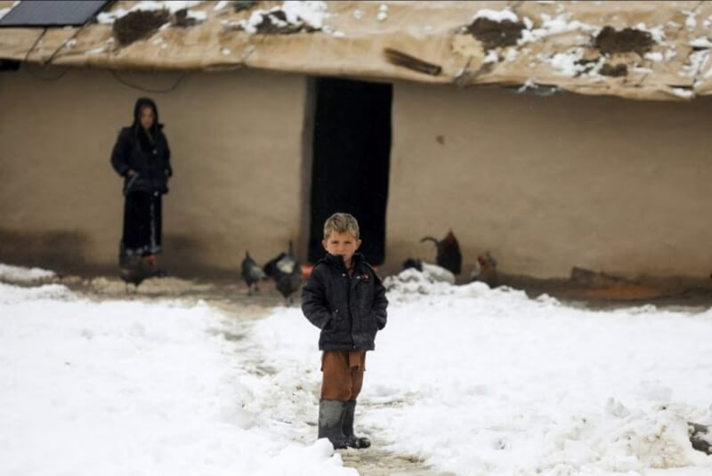 阿富汗塔利班政府23日證實，過去兩週天氣嚴寒且降下大雪，造成至少104死。圖為11日阿富汗喀布爾一名男童站在雪地上。（路透社）