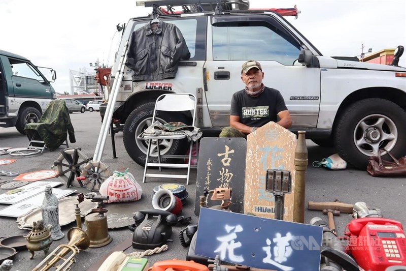 花蓮縣稅務局退休的林斯華喜歡老東西，搜羅上萬件古物，足跡遍及台灣各地擺攤交流，也是在花蓮六期重劃區擺攤賣古物第1人。中央社記者李先鳳攝 112年1月23日