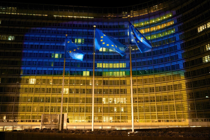 歐盟外交部長理事會同意加碼對烏克蘭2筆軍事援助共5.45億歐元。圖為去年2月歐盟總部外牆投射烏克蘭國旗的顏色。（圖取自facebook.com/EuropeanCommission）