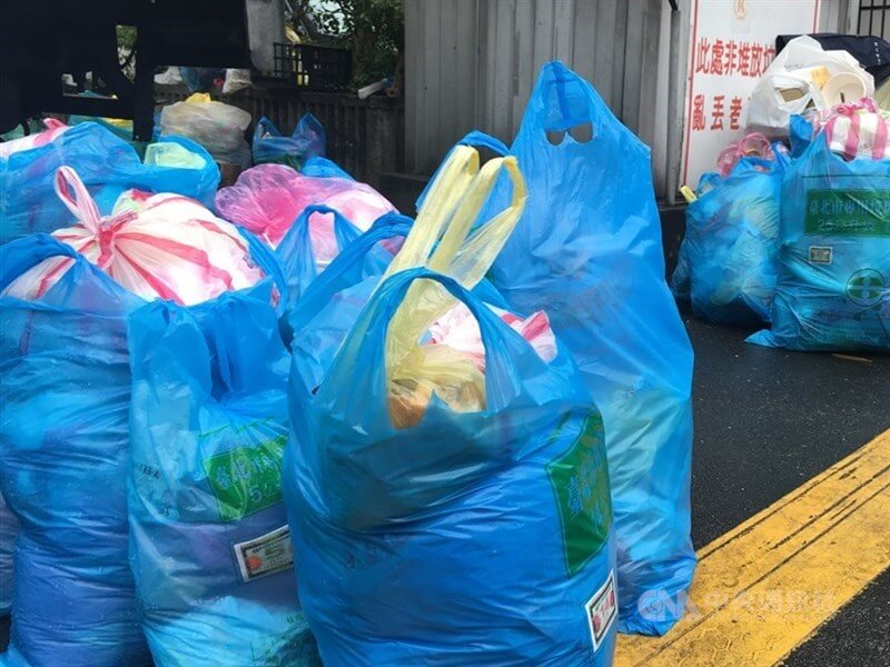 台北市環保局25日起恢復一般垃圾、廚餘及資源回收物收運。（中央社檔案照片）