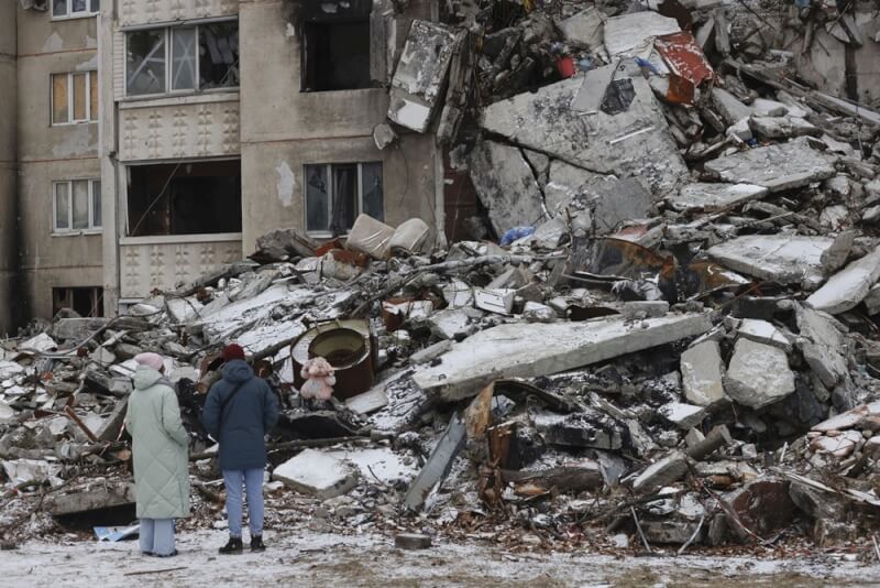 圖為烏克蘭東部城市哈爾科夫遭襲擊破壞的住宅建築。（共同社）