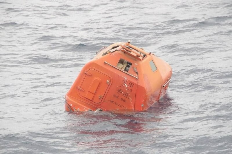 一艘香港籍貨輪載有22名船員，25日凌晨在日本長崎縣外海沉沒。圖為貨輪JIN TIAN的救生艇。（Japan Coast Guard/Handout via 路透社）