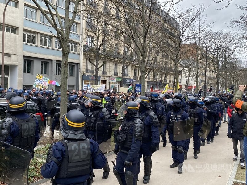 記者參與1月7日巴黎黃背心運動，大批警方包圍遊行參與者，控制民眾的活動範圍與行走速度，不服從者即遭警方推擠，數度出現兩方衝突的「沸水效應」，如此高壓的維安策略在過去的抗議活動中十分罕見。中央社記者曾婷瑄巴黎攝 112年1月25日