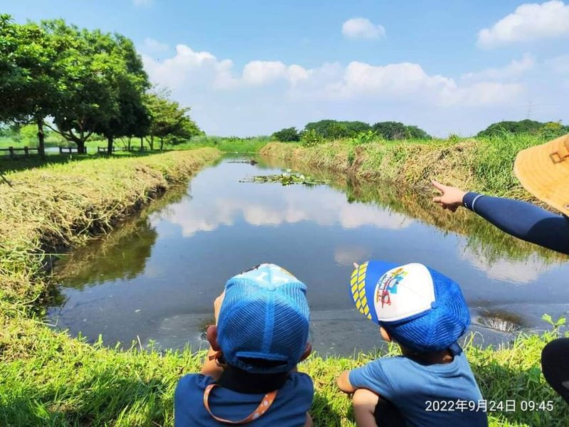 屏東縣萬年濕地群的海豐濕地在2022年8月通過環保署環境教育場域認證，提升屏東縣環境教育量能，也多次舉辦生態探訪賞鳥活動，透過賞鳥專家指導下，讓環教場域寓教於樂。（屏東縣政府提供）中央社記者李卉婷傳真  112年1月25日